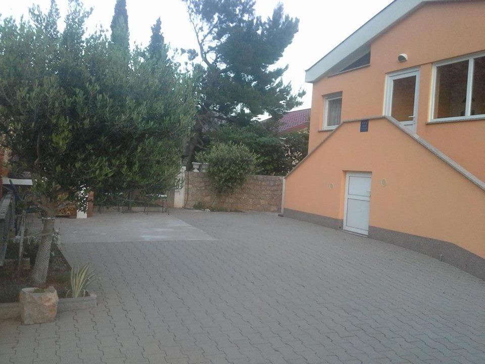 Apartmani Ivankovic Karlobag Buitenkant foto